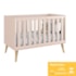 Dormitório Infantil Theo 3 Portas, Cômoda 6 Gavetas, Berço, Mesa de Canto Rosa Fosco com Pés Madeira Natural e Colchão - Reller Móveis 