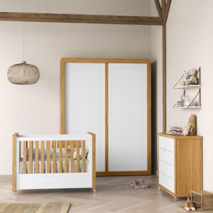 Dormitório Tutto New 2 Portas, Cômoda, Berço Branco Soft/Freijó com Capitonê, Prateleiras e Colchão D18 - Matic Móveis 